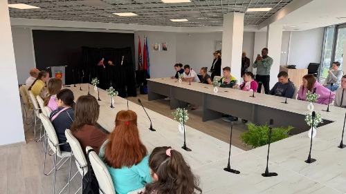 С заботой о каждом: волонтёры в Минске поздравили ребят социального центра с Днём знаний